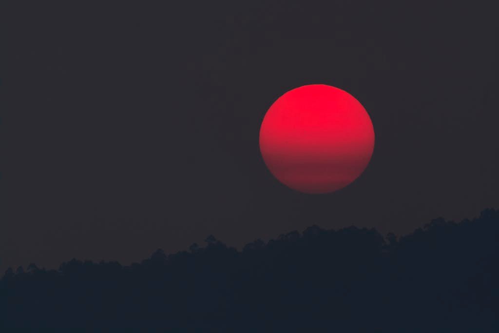 Moon rising in India for PAN Card Resizer Toll Depiction